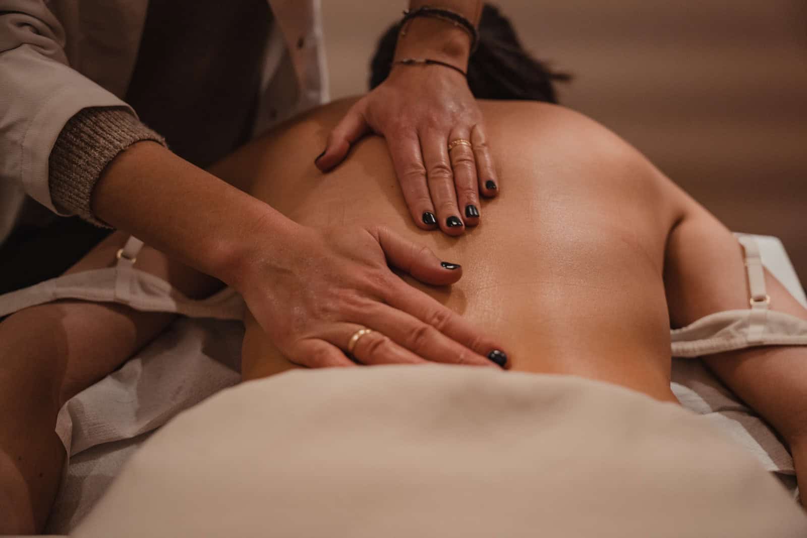 Séance d'acupuncture pour soulager les douleurs de dos et la sciatique