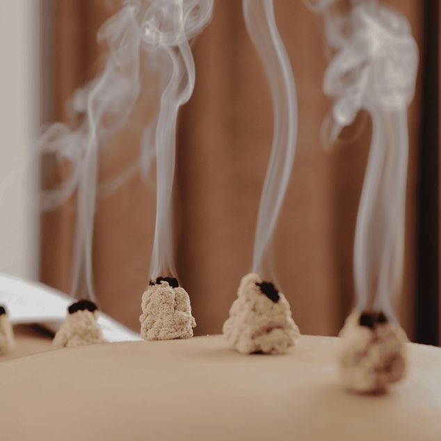 Moxibustion à l'armoise sur un point d'acupuncture