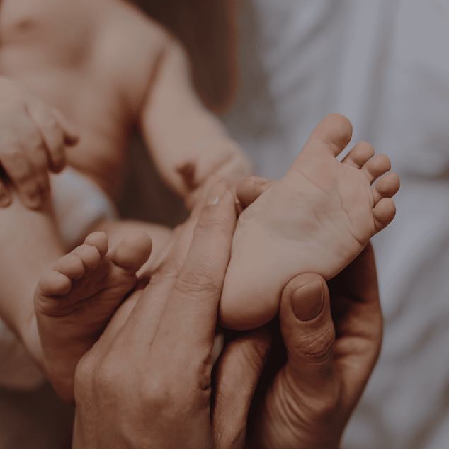 Soin pédiatrique par acupression, sans aiguilles, pour un jeune enfant